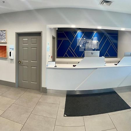 Holiday Inn Express & Suites Marquette By Ihg Bagian luar foto