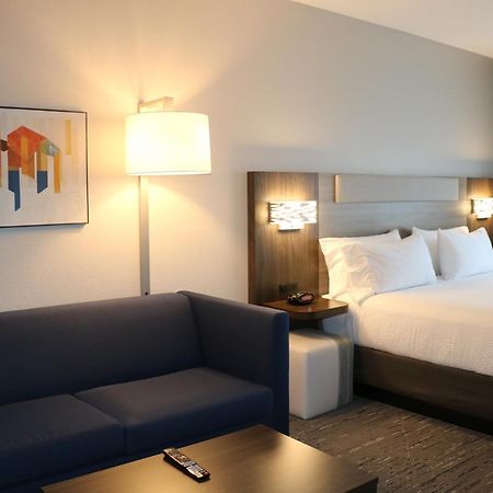 Holiday Inn Express & Suites Marquette By Ihg Bagian luar foto