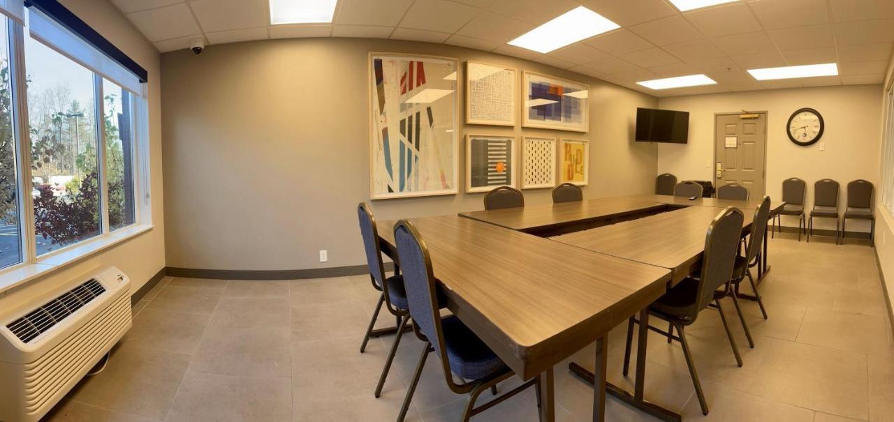 Holiday Inn Express & Suites Marquette By Ihg Bagian luar foto