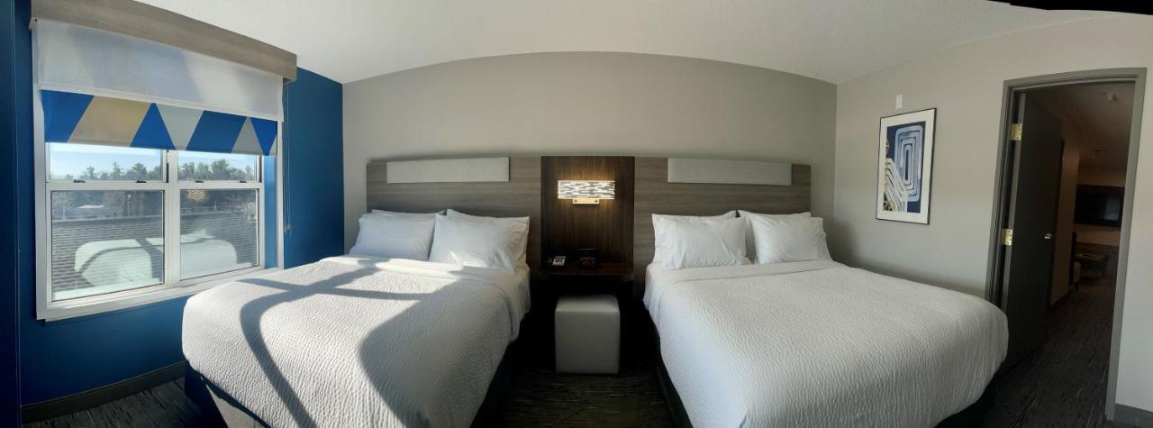 Holiday Inn Express & Suites Marquette By Ihg Bagian luar foto
