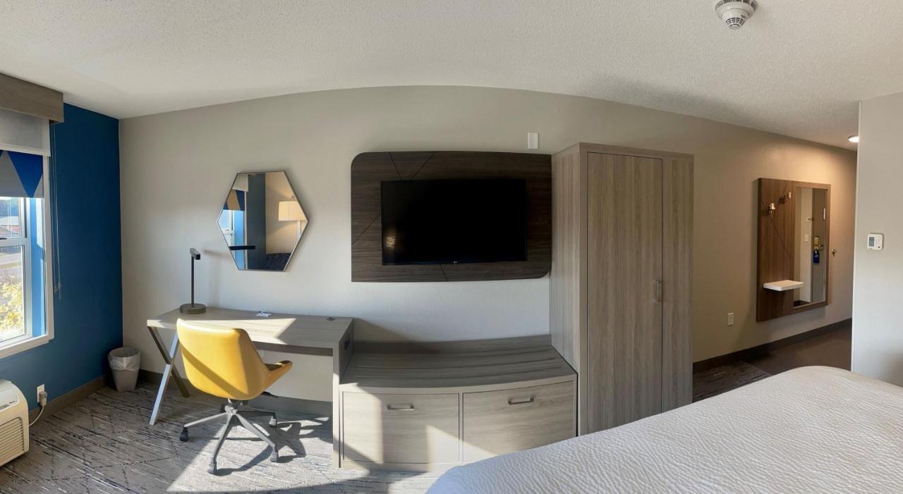 Holiday Inn Express & Suites Marquette By Ihg Bagian luar foto