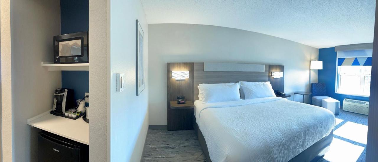 Holiday Inn Express & Suites Marquette By Ihg Bagian luar foto