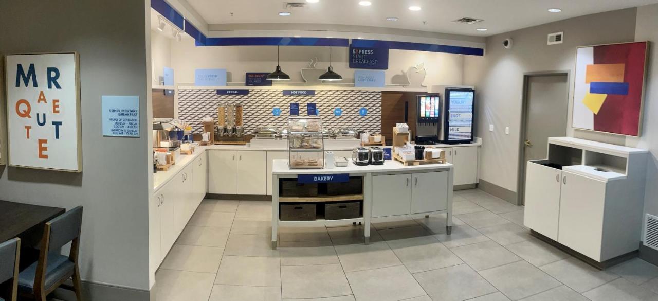 Holiday Inn Express & Suites Marquette By Ihg Bagian luar foto