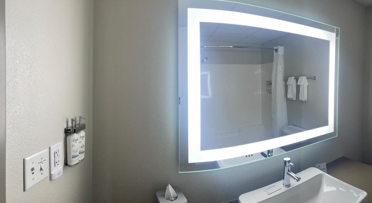 Holiday Inn Express & Suites Marquette By Ihg Bagian luar foto
