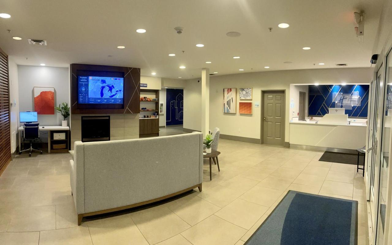 Holiday Inn Express & Suites Marquette By Ihg Bagian luar foto