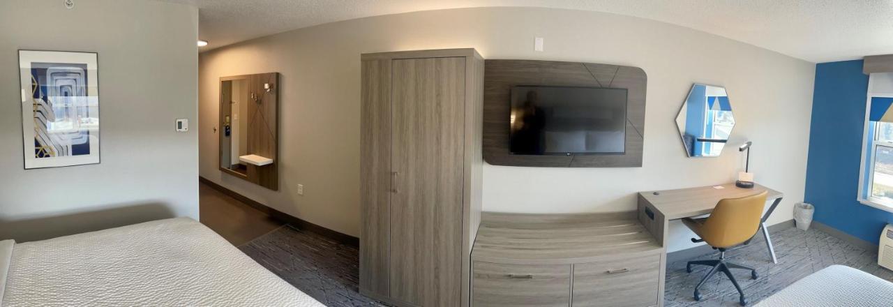Holiday Inn Express & Suites Marquette By Ihg Bagian luar foto
