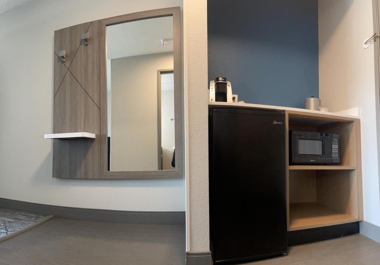 Holiday Inn Express & Suites Marquette By Ihg Bagian luar foto