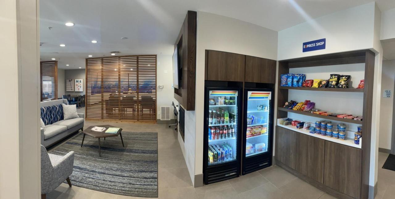 Holiday Inn Express & Suites Marquette By Ihg Bagian luar foto