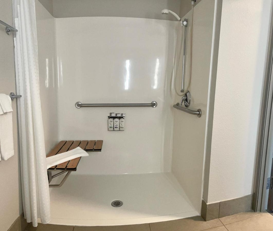 Holiday Inn Express & Suites Marquette By Ihg Bagian luar foto