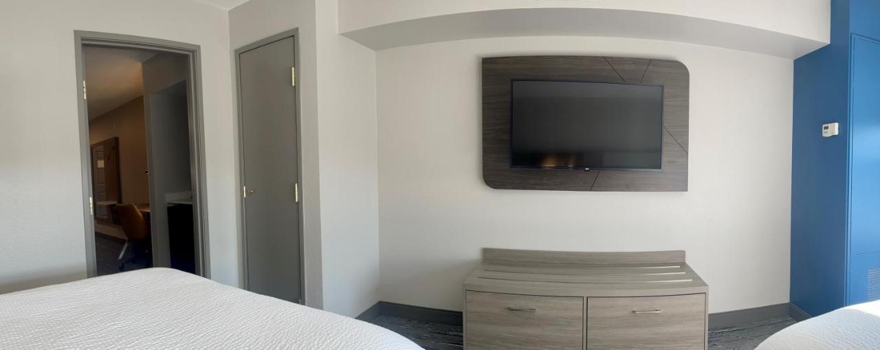 Holiday Inn Express & Suites Marquette By Ihg Bagian luar foto