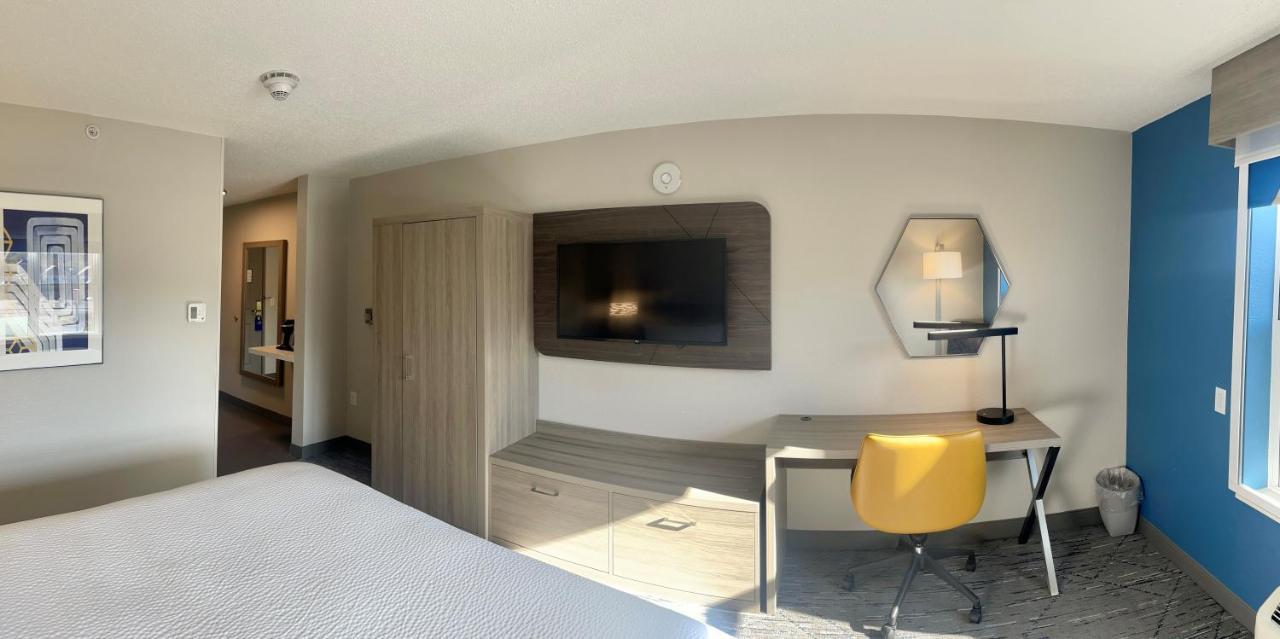 Holiday Inn Express & Suites Marquette By Ihg Bagian luar foto