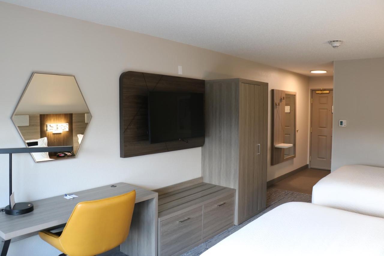 Holiday Inn Express & Suites Marquette By Ihg Bagian luar foto