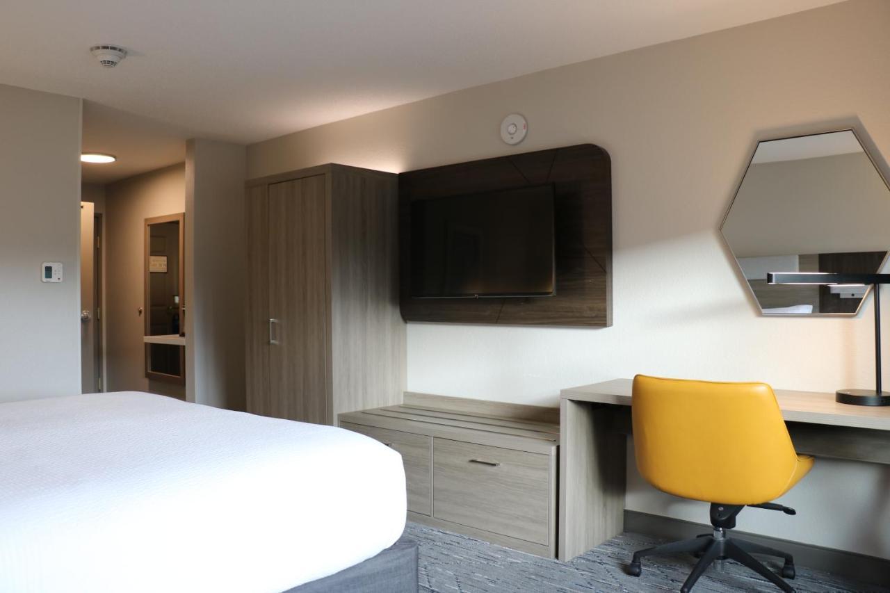 Holiday Inn Express & Suites Marquette By Ihg Bagian luar foto