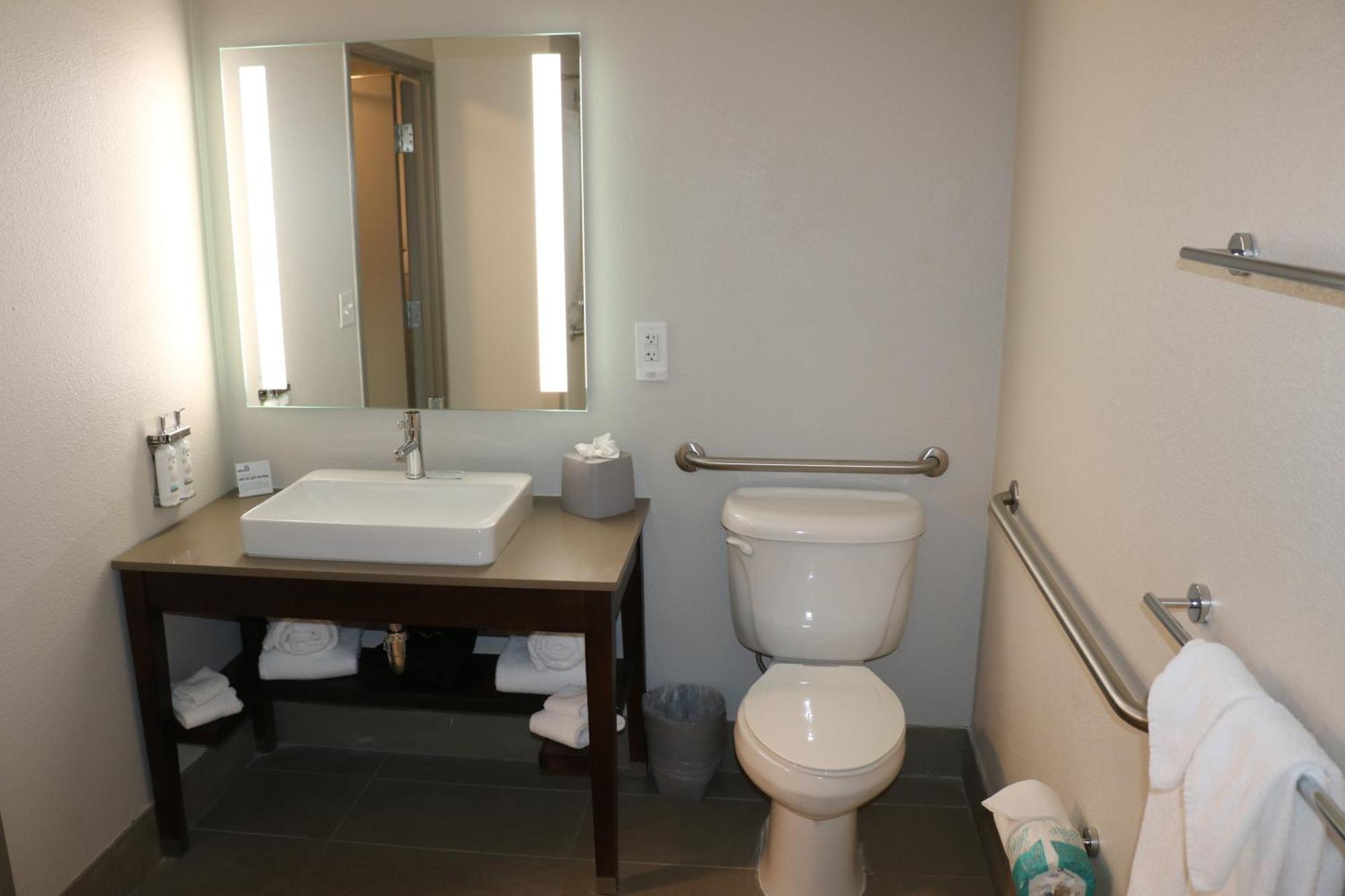 Holiday Inn Express & Suites Marquette By Ihg Bagian luar foto