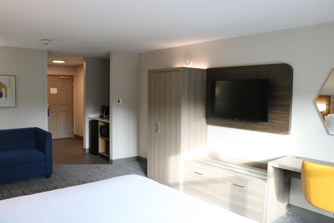 Holiday Inn Express & Suites Marquette By Ihg Bagian luar foto