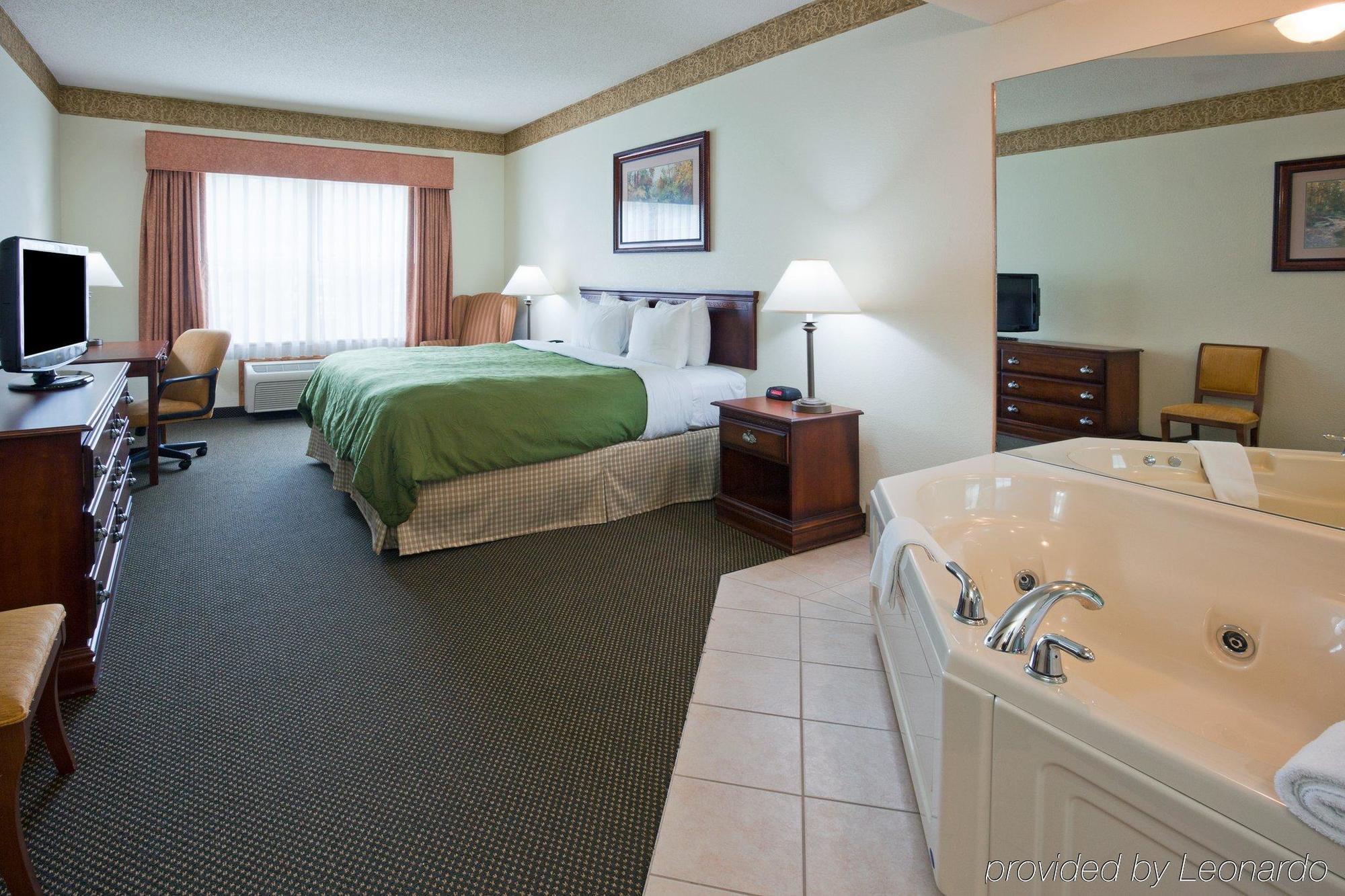 Holiday Inn Express & Suites Marquette By Ihg Bagian luar foto
