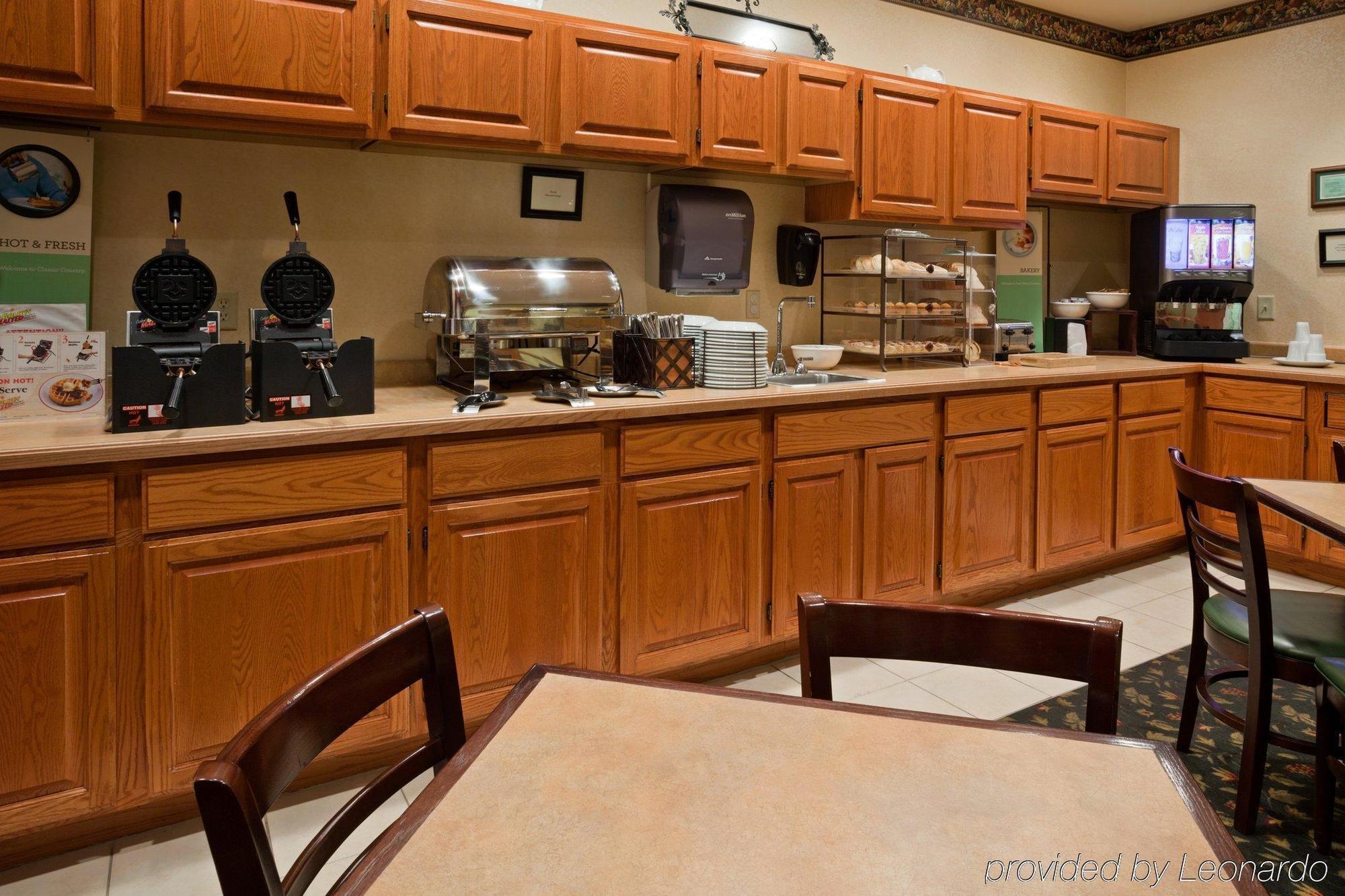 Holiday Inn Express & Suites Marquette By Ihg Bagian luar foto