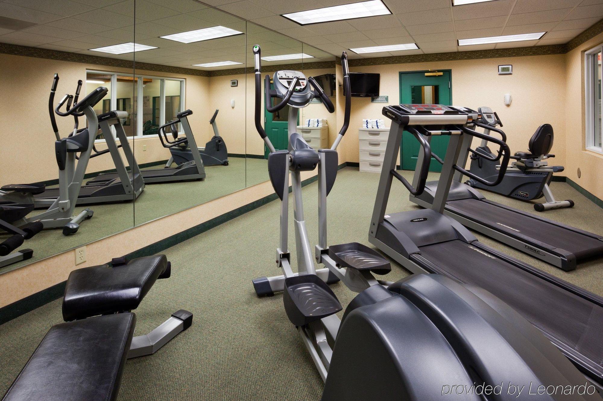 Holiday Inn Express & Suites Marquette By Ihg Bagian luar foto