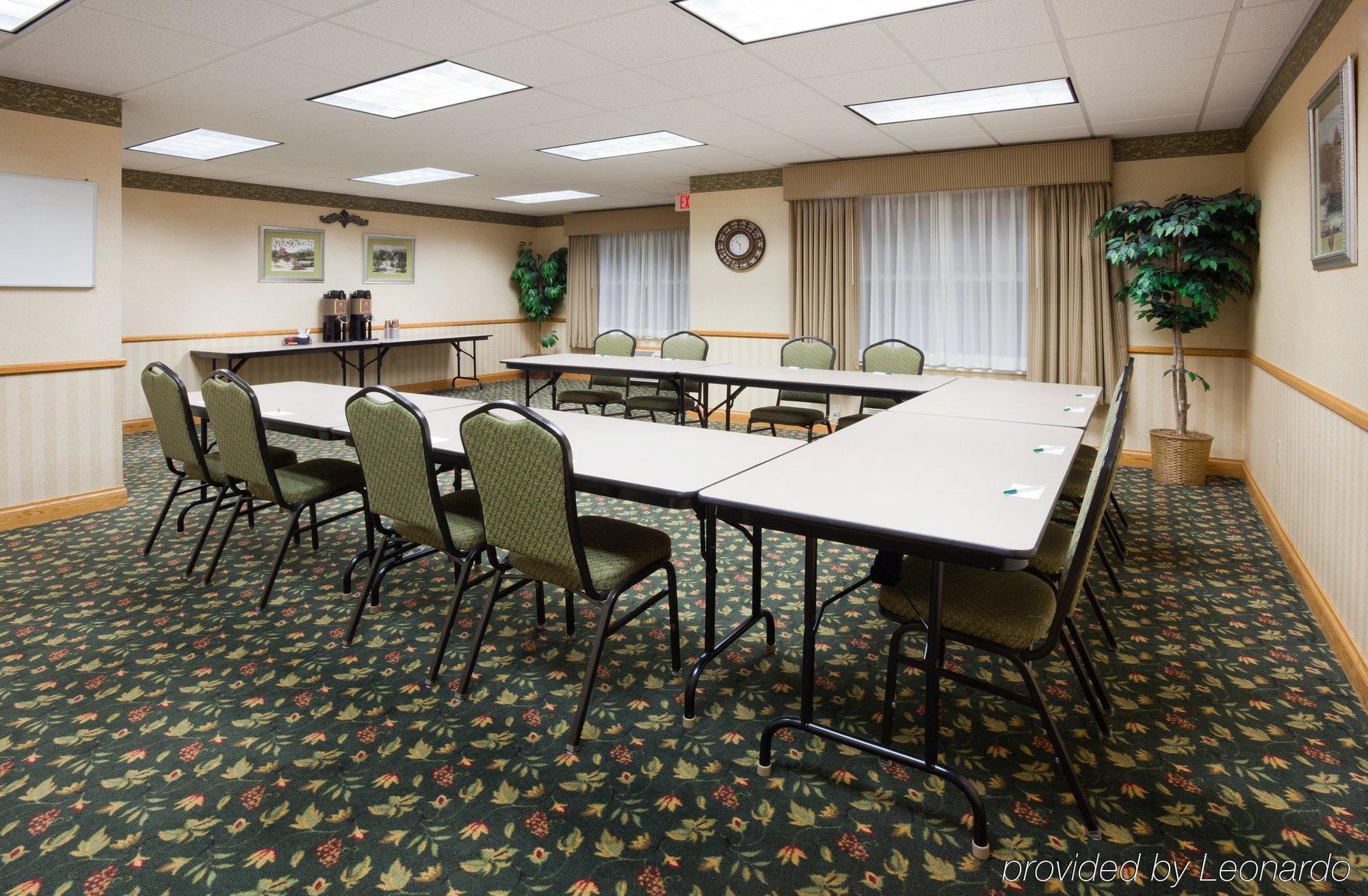 Holiday Inn Express & Suites Marquette By Ihg Bagian luar foto