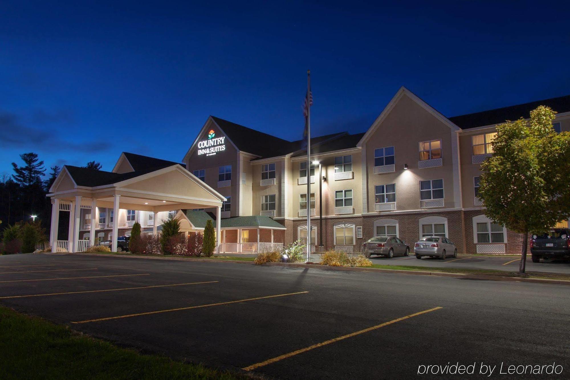 Holiday Inn Express & Suites Marquette By Ihg Bagian luar foto