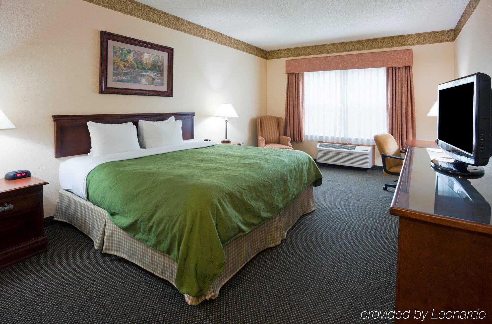 Holiday Inn Express & Suites Marquette By Ihg Bagian luar foto
