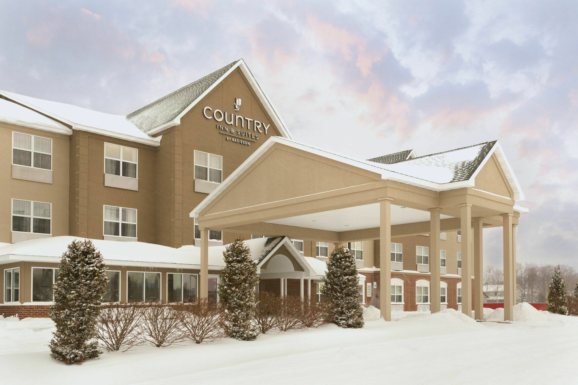 Holiday Inn Express & Suites Marquette By Ihg Bagian luar foto
